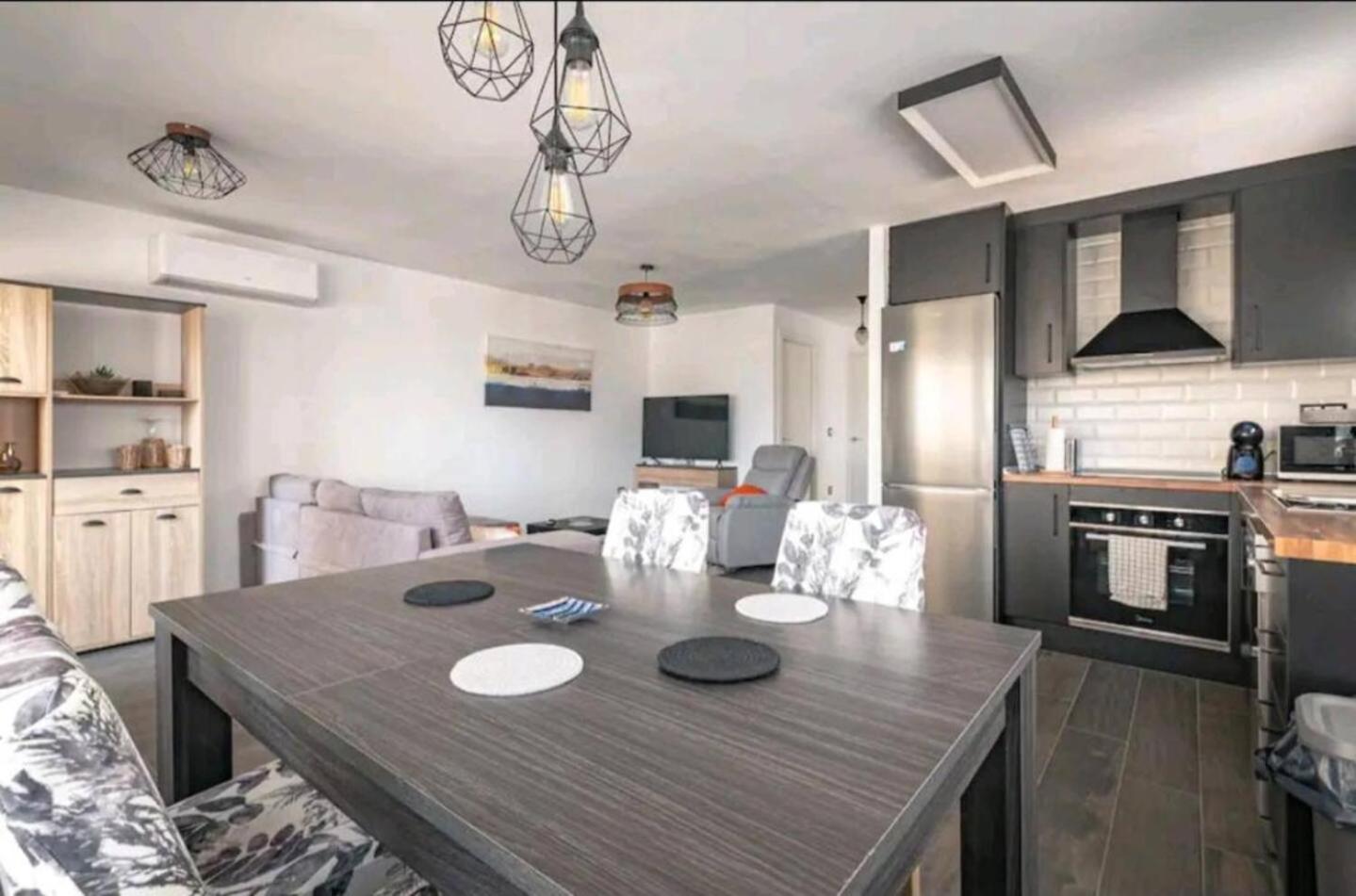 אליקאנטה Stylish & Fully Furnished 3 Bedrooms Flat -4 Min Walk To Beautiful Beach מראה חיצוני תמונה
